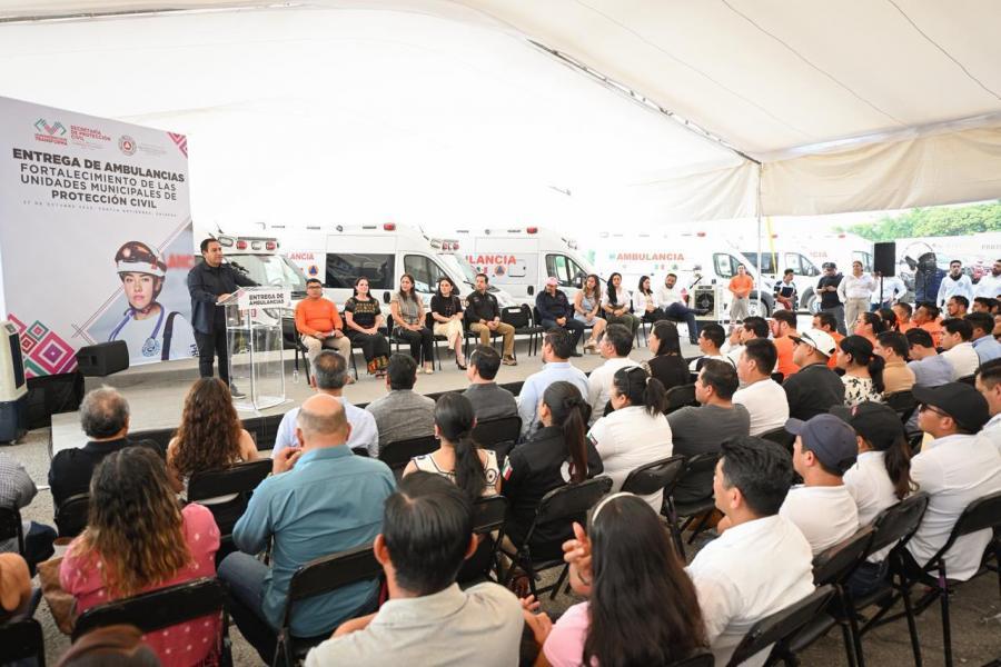 Entrega de ambulancias destinadas a fortalecer las Unidades Municipales de Protección Civil