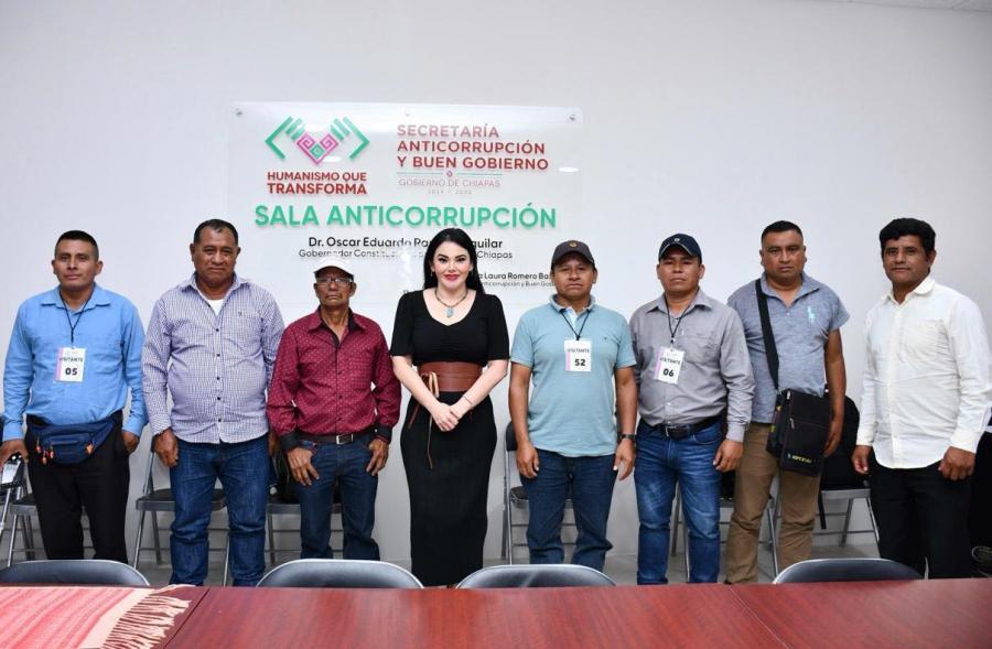 Ana Laura Romero Basurto atiende a ejidatarios de San Sebastián Bachajón