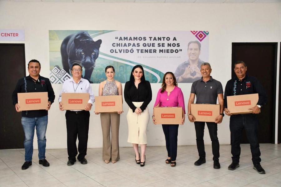 Fortalecen áreas de control con entrega de equipos de cómputo