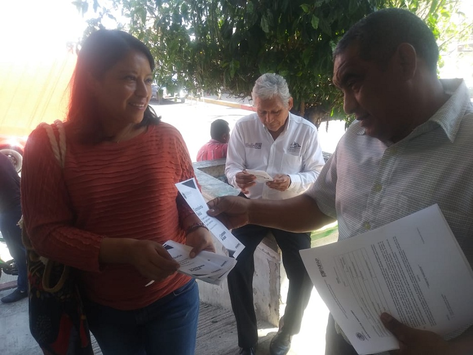 Entrega de material informativo en la región de Villaflores