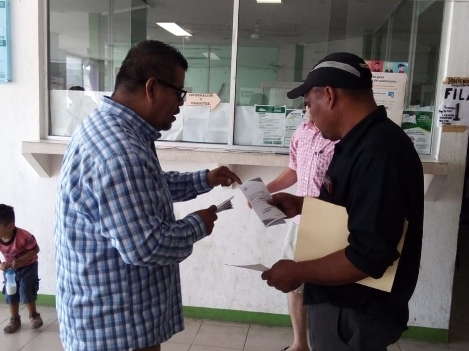Entrega de material informativo en la región de Cintalapa