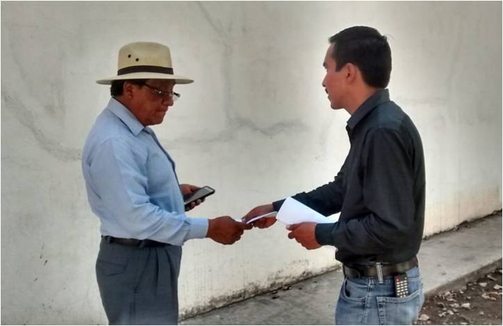 Entrega de material informativo en la región de Pichucalco